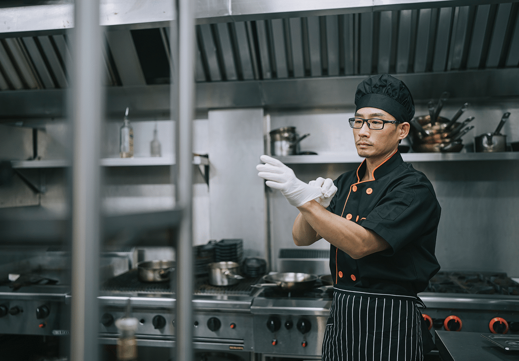 Chef cuisinier équipé de gants jetables pour l’hygiène alimentaire