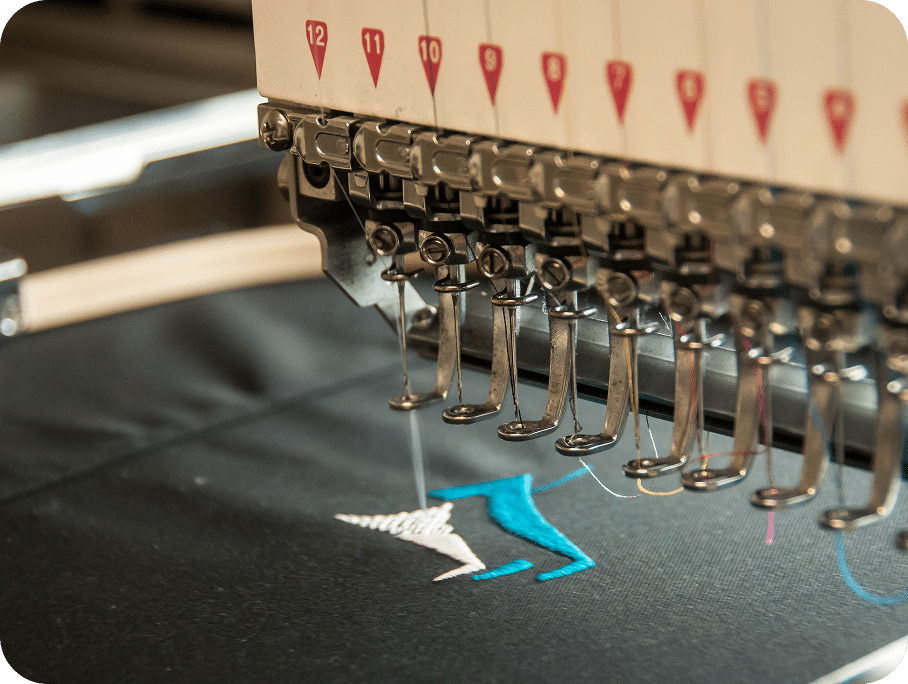 Broderie professionnelle sur textile avec machine industrielle