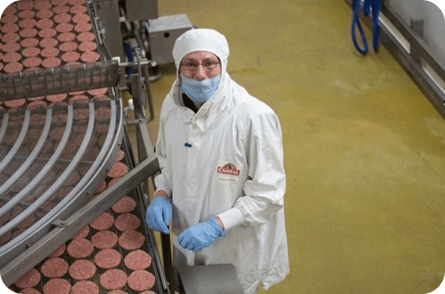 Opérateur en industrie agroalimentaire avec vêtements de protection à usage unique