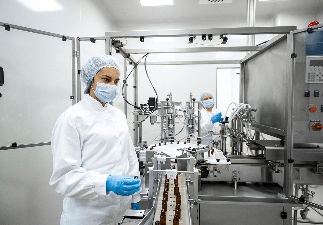 Production pharmaceutique en salle blanche avec vêtements de protection