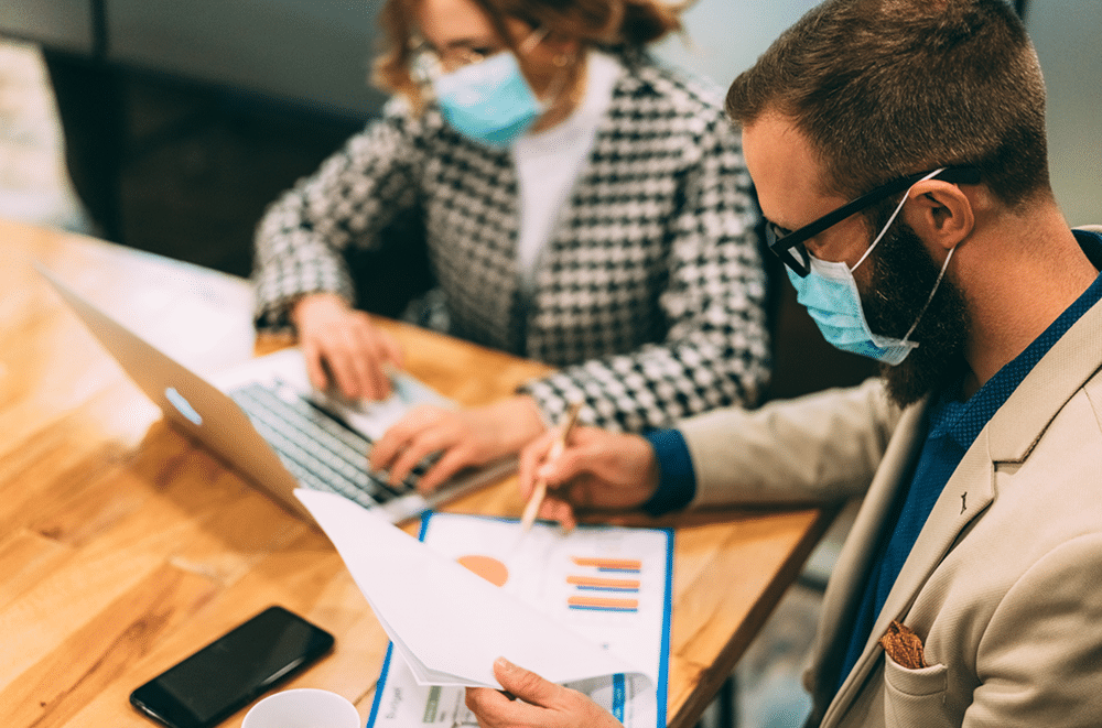 Réunion de travail en entreprise avec mesures sanitaires